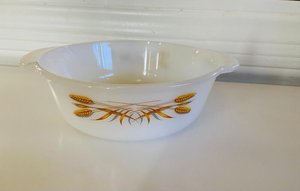 VINTAGE 60s Anchor Fire King Harvest Gold Wheat 1 QT Casserole Milk Glass Dish